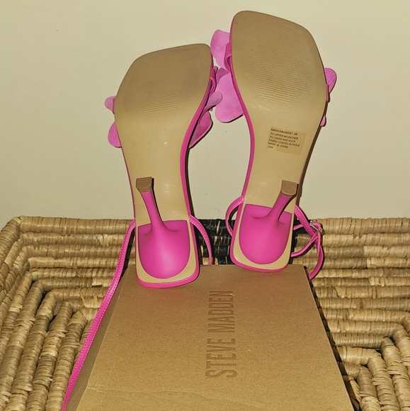 Barbie pink steve madden kitten heels, size 9 - Picture 2 of 3
